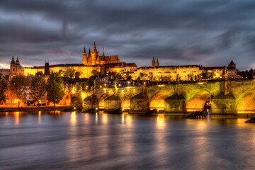Obraz premium Prague Castle and Charles Bridge at blue hour
