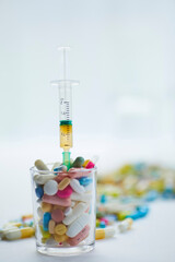  Assortiment de pillules sur fond Blanc