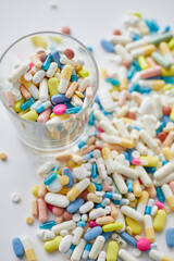  Assortiment de pillules sur fond Blanc