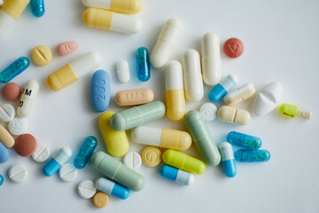  Assortiment de pillules sur fond Blanc