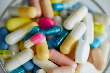  Assortiment de pillules sur fond Blanc