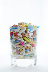  Assortiment de pillules sur fond Blanc