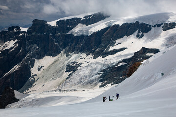 Fototapeta na wymiar Mountaineers on a glacier in the swiss alps