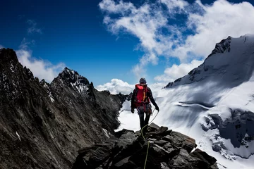 Rolgordijnen Bergbeklimmer in de Zwitserse Alpen © Graham