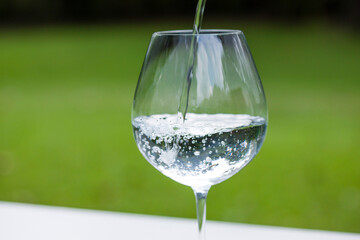 ワイングラスに注がれる水