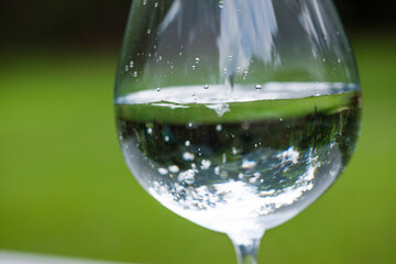 ワイングラスに注がれる水