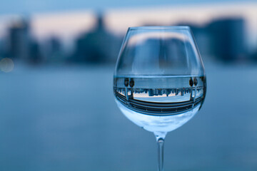 Obraz premium グラスと都会のビル群