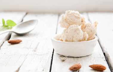 Vegan Mandeleis veganes Mandeln selber machen Speiseeis Kugeleeis