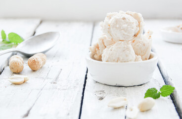 Vegan Erdnusseis Erdnuss Speiseeis Eis Kugeleis Tisch Portion Schale Eissorte