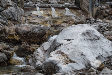 Großer Fels im Wildbach