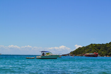 Fototapeta na wymiar islas en parati brasil mar barcos casas