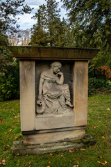alter Grabstein mit einer Männerstatue