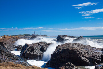 岩礁に打ち付ける波