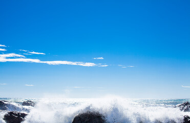 岩礁に打ち付ける波