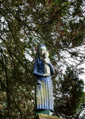 schöne Madonnenfigur in blau weiß mit dem Jesuskind im Arm