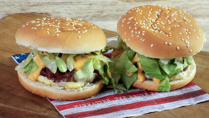 burger au boeuf sur une table en bois