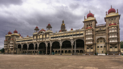 Fototapeta na wymiar In the center of Mysore city is the magnificent Mysore Palace, which served as the seat of the Vodeyar dynasty - the former royal family of Mysore