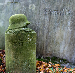 Grab eines Wehrmacht Soldaten mit Helm auf dem Stein