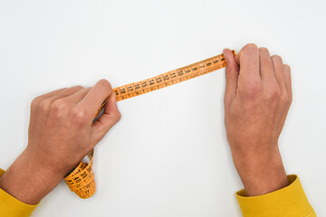 mani misurare metro misure prendere le misure metro da sarta misurare centimetri millimetri 