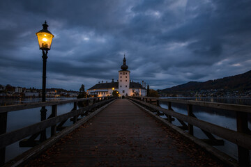 Schloss Orth in Gmunden am Traunsee zur blauen Stunde, Oberösterreich, Österreich, Europa