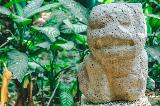 Escultura tallada en piedra, alude a un beb&eacute; jaguar, parte de la cultura prehisp&aacute;nica olmeca.