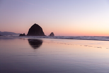Fototapeta na wymiar sunset over the sea Oregon coast Cannon Beach