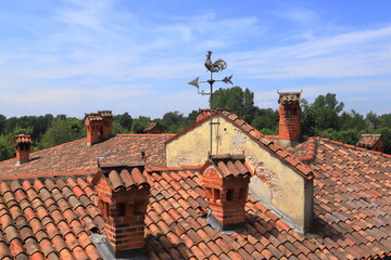 TETTO DI TEGOLE ROSSE E CAMINI, ROOF OF RED TILES AND CHIMNEYS