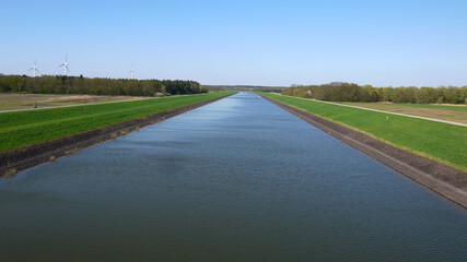 Kanal und Wiesen