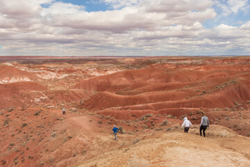 Fototapeta na wymiar family hiking on a trail in the desert in Arizona 