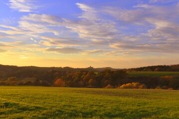 Wundervoller Himmel &uuml;ber den Herbstfeldern des Taunus