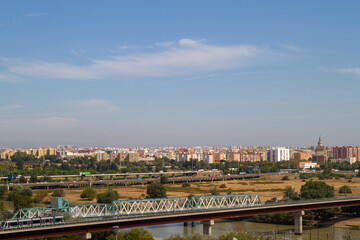 Obraz premium Skyline, panoramica o vista de la ciudad de Sevilla, comunidad autonoma de Andalucia, pais de España