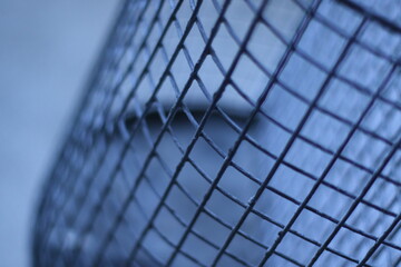 Leeres Gitter im blauen Licht