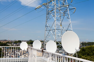マンション屋上のパラボラアンテナ © Paylessimages