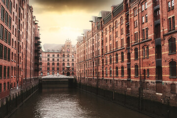 Naklejka premium Orangene Sonnenstrahlen in Hamburg an der Wandbereiter Brücke 