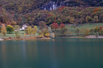 Fototapeta premium LAGO DI TENNO IN TRENTINO IN AUTUNNO