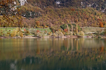 LAGO DI TENNO IN TRENTINO IN AUTUNNO