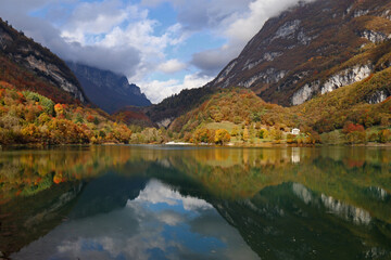 PANORAMA AUTUNNALE DEL LAGO DI TENNO IN TRENTINO