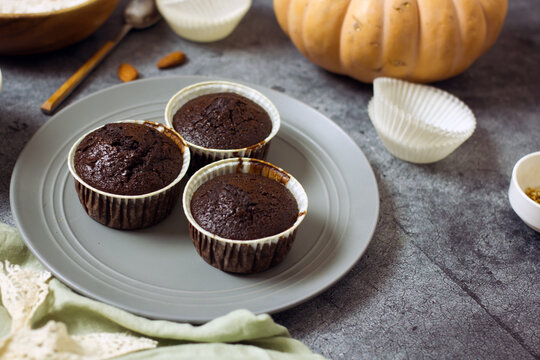 DIY gluten free chocolate pumpkin cupcakes