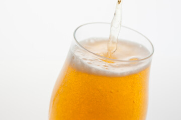 グラスに注がれるビール
