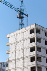 Building crane and building under construction
