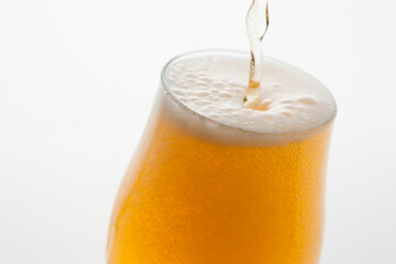 グラスに注がれるビール