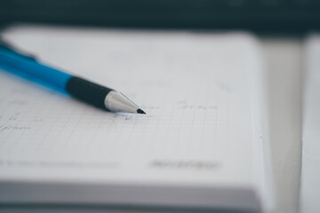 Schreibmittel liegen auf dem Schreibtisch