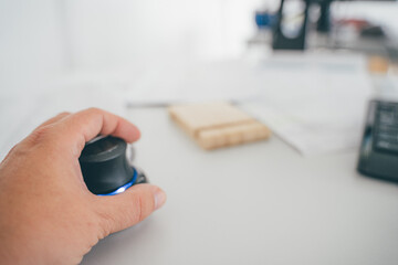 Mann greift mit einer Hand zur 3D-Maus