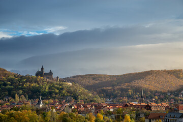 Fototapeta na wymiar Wernigerode mit Schloss auf dem Berg im herbstlichen Abendlicht