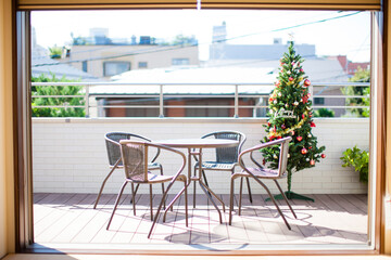 バルコニーに置かれたクリスマスツリー