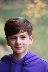RITRATTO DI GIOVANE RAGAZZO CON FELPA VIOLA