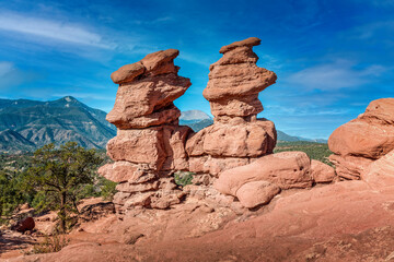 Fototapeta na wymiar Pikes peak behind the Siamese Twins Rock in the Garden of the Gods, Colorado Spring, Colorado