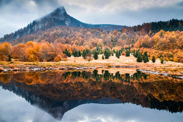 schönes Panorama des Berges, der sich in der Herbstlandschaft des Sees widerspiegelt © Melinda Nagy