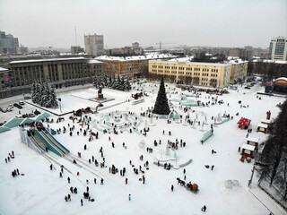 Fototapeta na wymiar Aerial view of the theater square before the new year (Kirov, Russia)