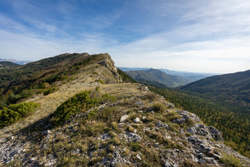 Sur les crêtes d'une montagne dans les alpes du sud